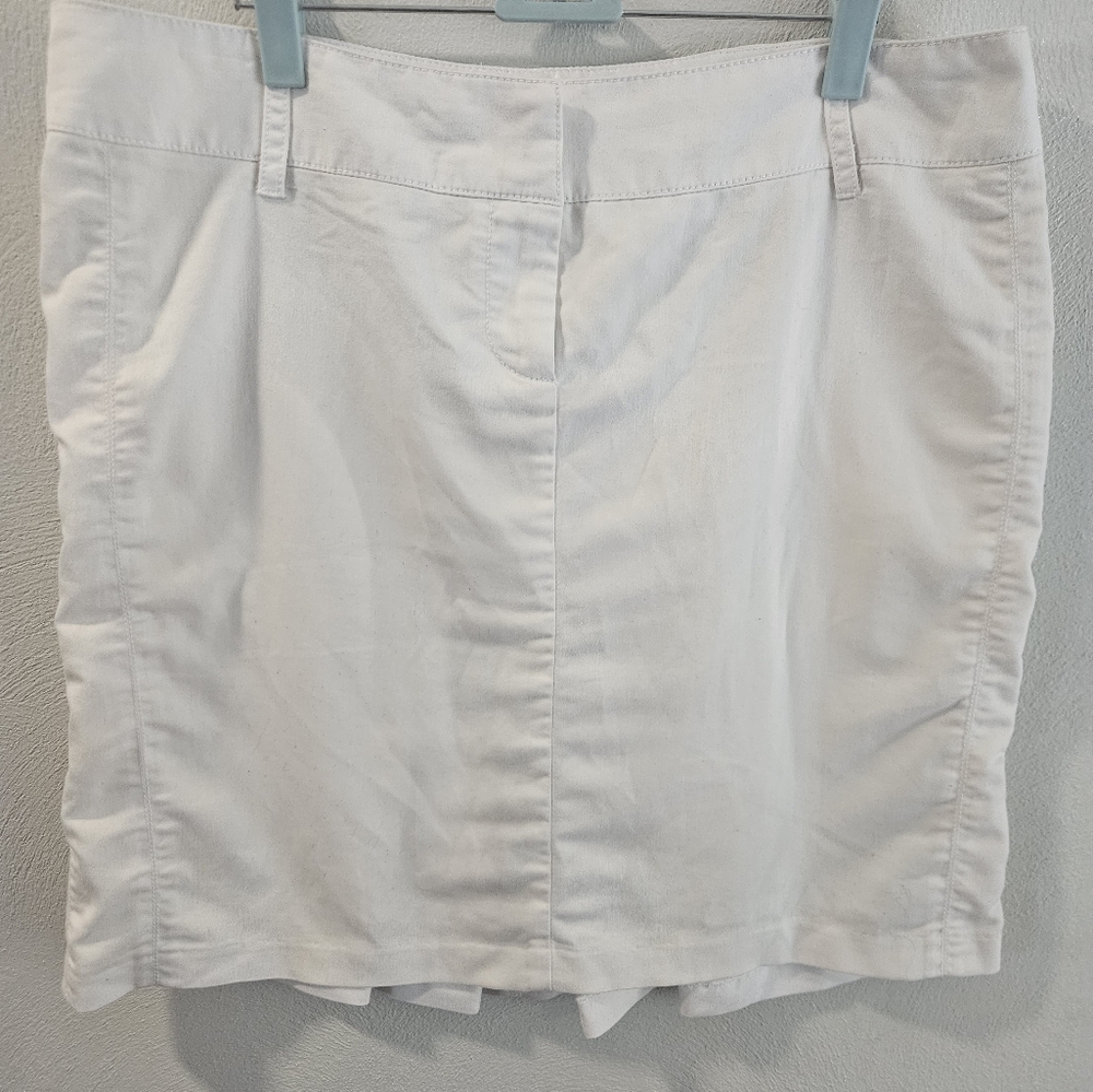 Guess Y2K light weight summer pencil skirt in white with pleating sz 32.